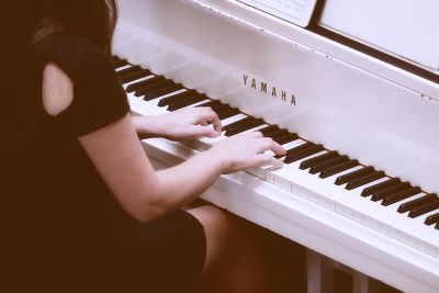 mulher tocando piano